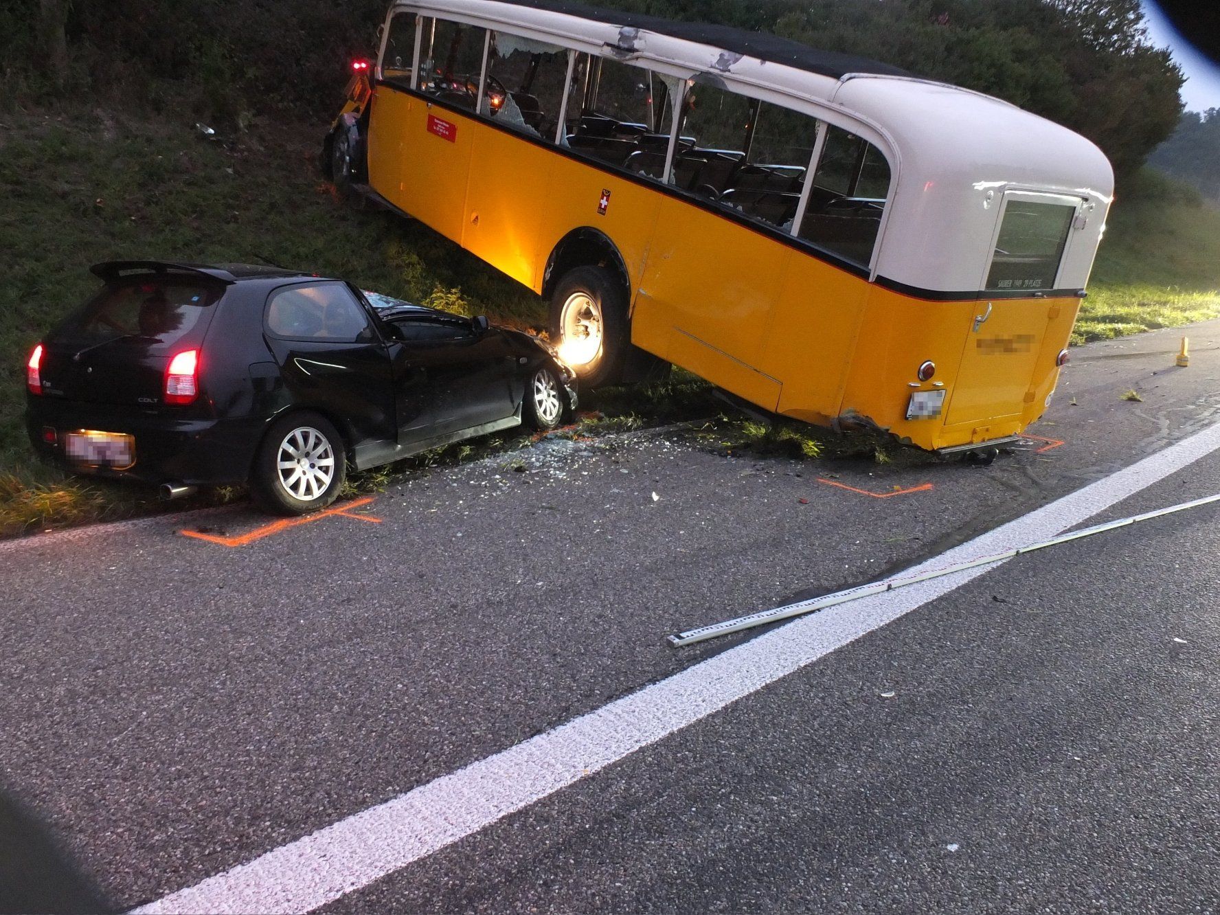 An beiden Fahrzeugen entstand schwerer Sachschaden.