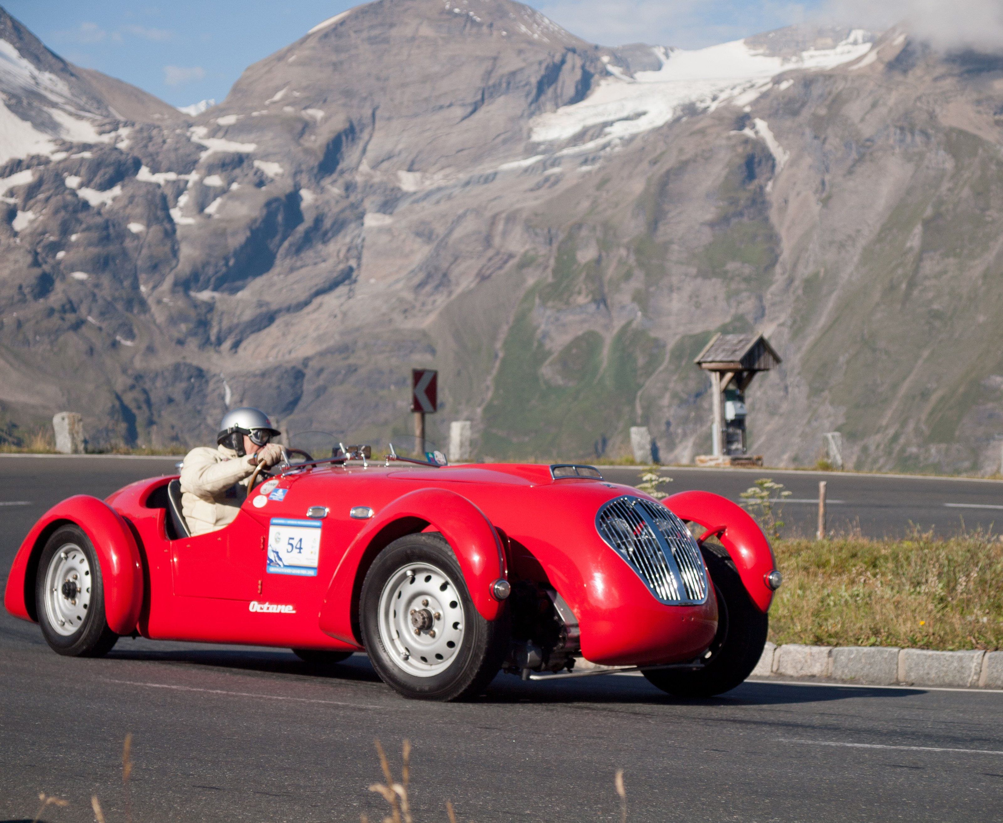 historische Rennwagen vor der hochalpinen Kulisse der Hohen Tauern