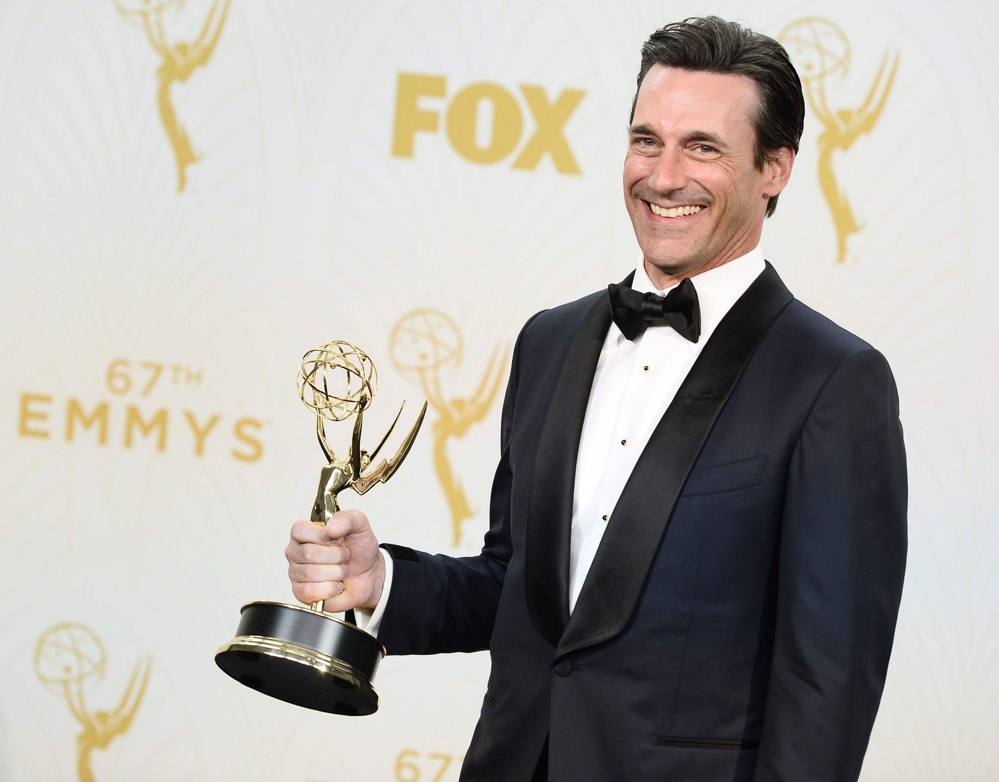 Jon Hamm mit seinem Award für die Leistung in "Mad Men".