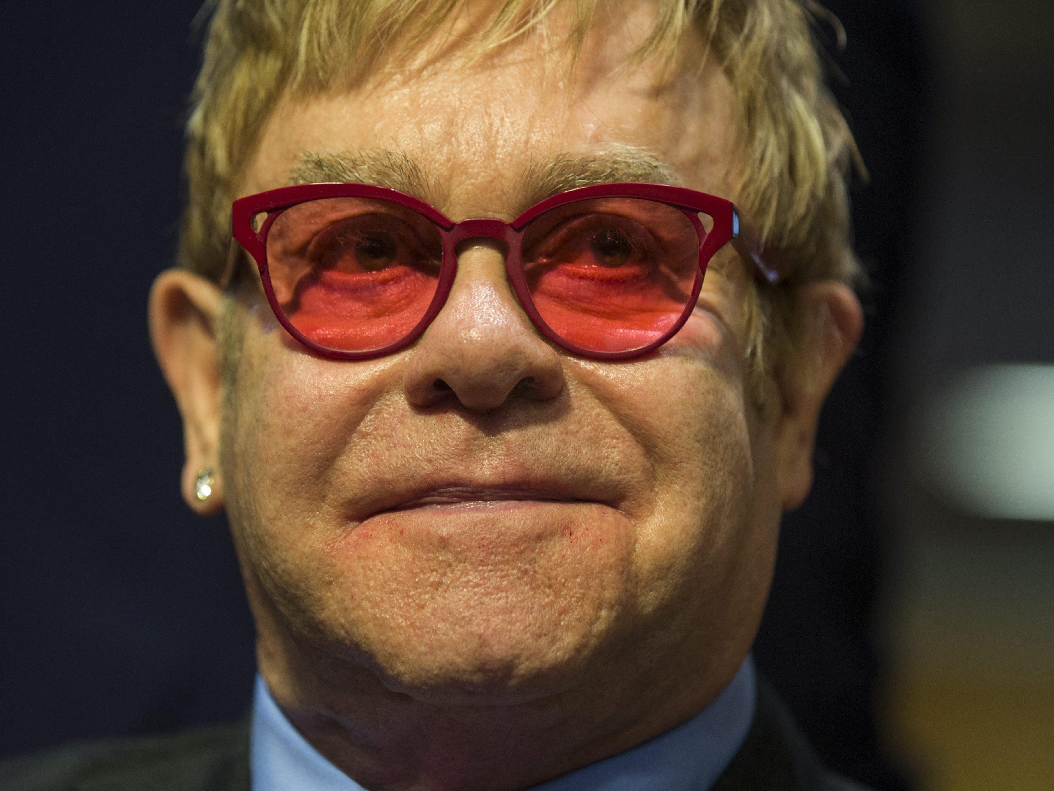 Elton John will mit Putin reden: "Hör zu, Schwule sind nicht das Problem."