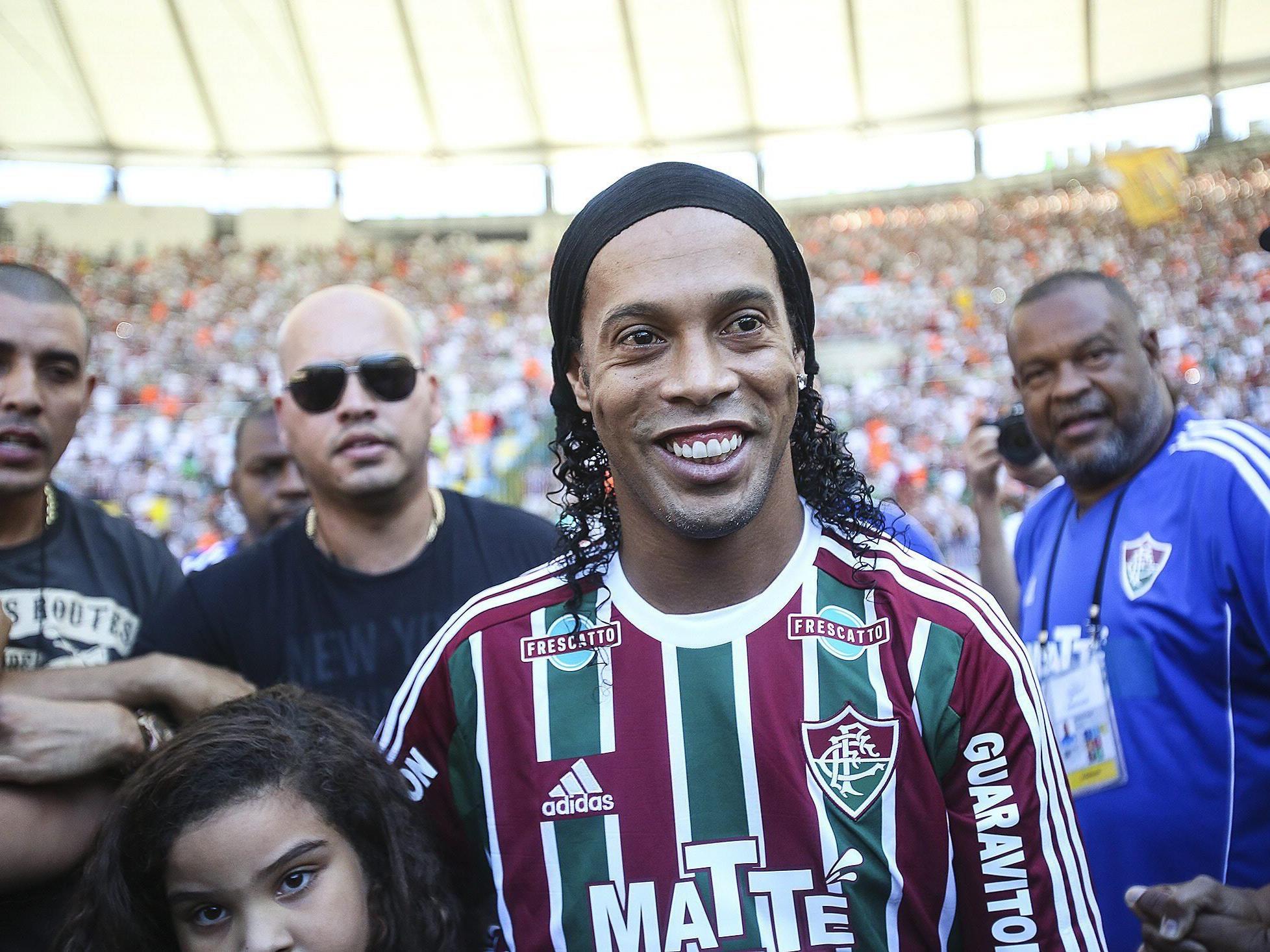 Ronaldinho zieht die Fluminense-Dress schon wieder aus.