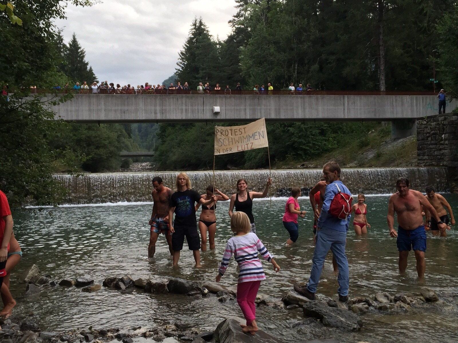 Die Protestschwimmer und Unterstützer Die Protestschwimmer und Unterstützer