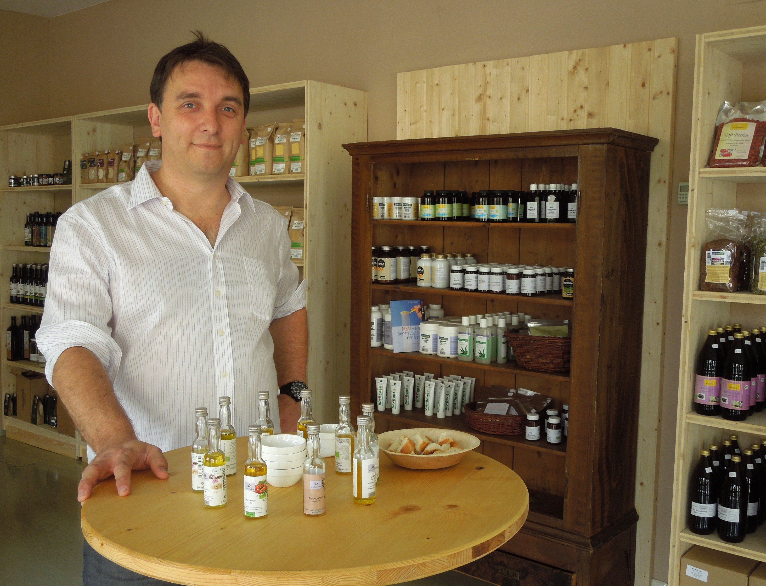 Andreas Ilgo freut sich über zahlreiche Interessierte beim ersten Vortrag und Workshop in seinem Naturkost-Treff. Andreas Ilgo freut sich über zahlreiche Interessierte beim ersten Vortrag und Workshop in seinem Naturkost-Treff.