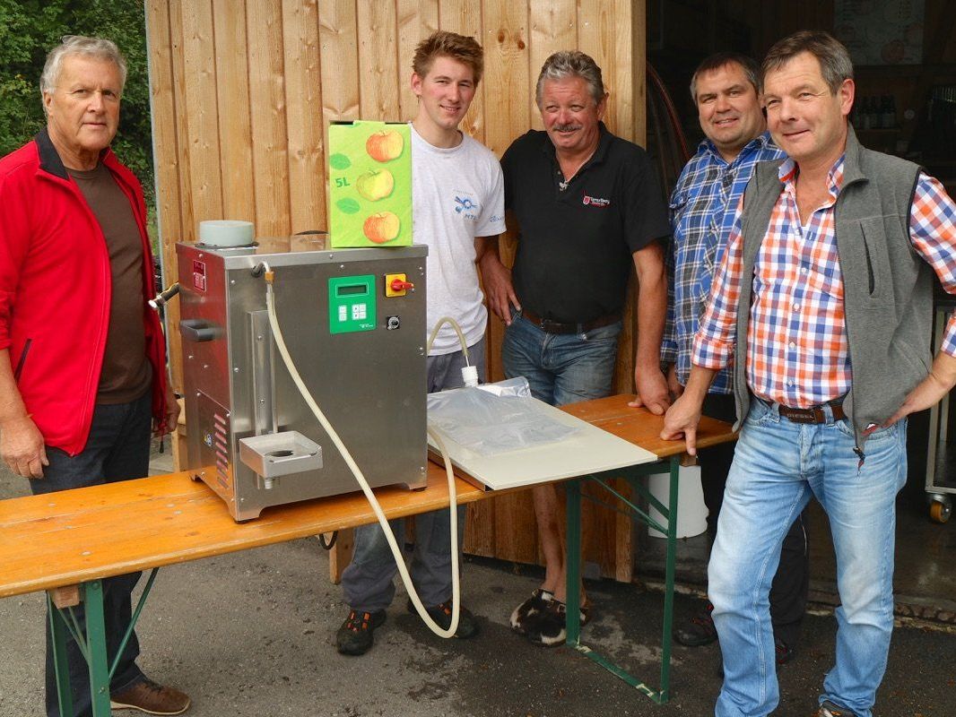 Mostspezialist Karl Grass mit einigen Vorstandsmitgliedern der IG, welche nach 60 Jahren Mostkultur in Göfis in eine eigene Pasteurisier Anlage investiert haben. Mostspezialist Karl Grass mit einigen Vorstandsmitgliedern der IG, welche nach 60 Jahren Mostkultur in Göfis in eine eigene Pasteurisier Anlage investiert haben.