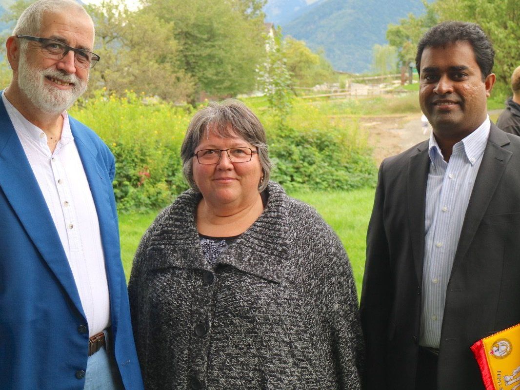Norman Buschauer, der neue Seelsorger der diözesanen Caritas und gleichzeitig Vikar für Aushilfsdienste der Diözese, Kaplan Noby , der neue Pfarrmoderator der Pfarren Krumbach, Langenegg und Lingenau mit der PGR-Vorsitzenden Maria Moritsch. Norman Buschauer, der neue Seelsorger der diözesanen Caritas und gleichzeitig Vikar für Aushilfsdienste der Diözese, Kaplan Noby , der neue Pfarrmoderator der Pfarren Krumbach, Langenegg und Lingenau mit der PGR-Vorsitzenden Maria Moritsch.