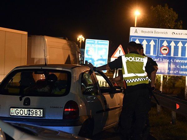 Schwerpunktkontrolle an der Grenze Österreich/Ungarn auf der Autobahn A4 einen Klein-LKW Schwerpunktkontrolle an der Grenze Österreich/Ungarn auf der Autobahn A4 einen Klein-LKW