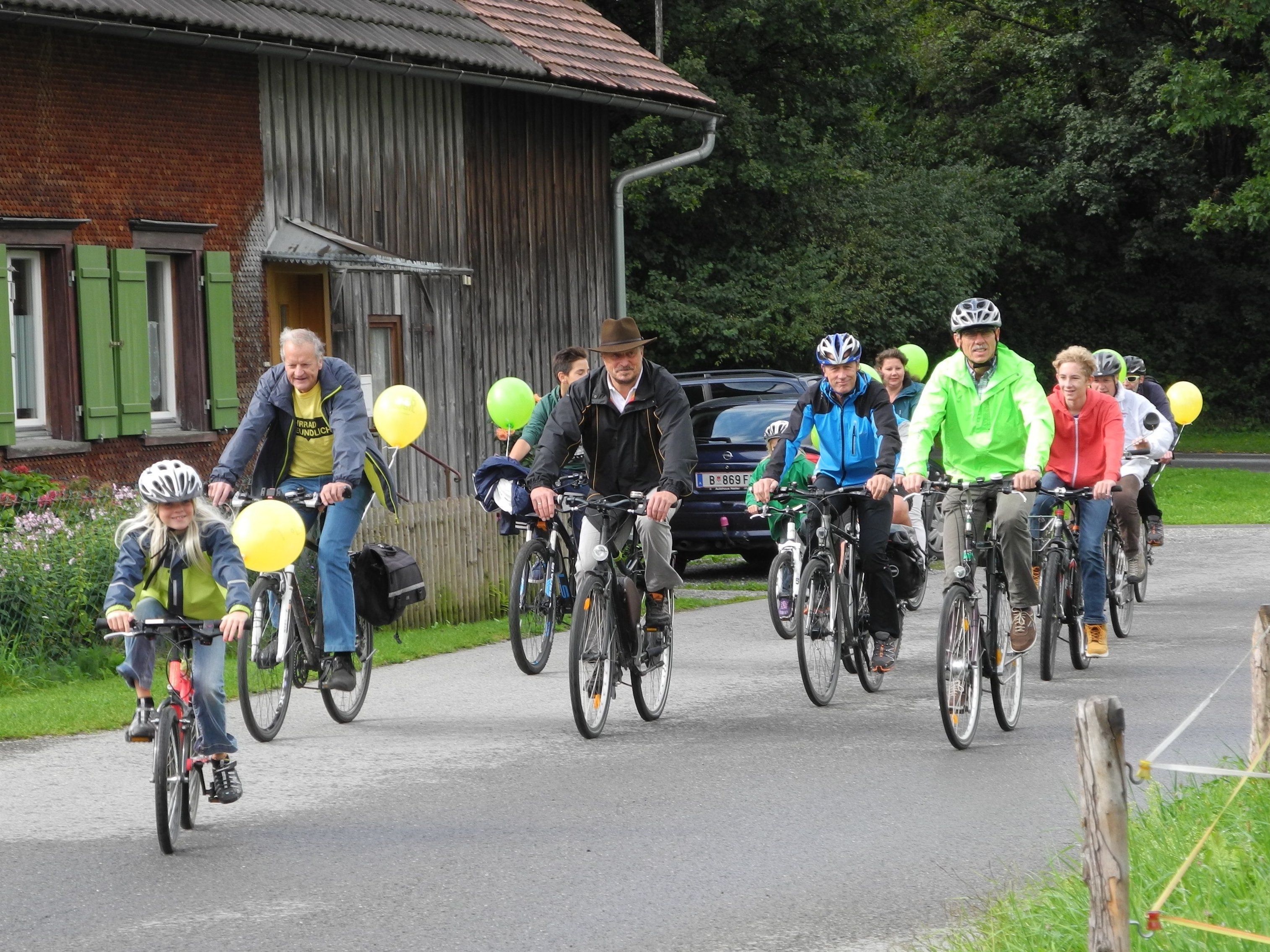 Sportlich fit zeigten sich die Leiblachtaler bei der diesjährigen Fahrrad-Parade mit Preisverlosung des Fahrradwettbewerbs 2015. Sportlich fit zeigten sich die Leiblachtaler bei der diesjährigen Fahrrad-Parade mit Preisverlosung des Fahrradwettbewerbs 2015.