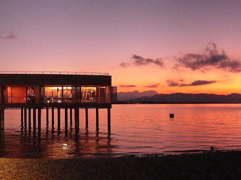 Die junge Vorarlberger Jazzband „Jazz Couture“ sorgt für den schwungvollen Auftakt der Eventreihe „Jazz am See“ auf dem Badehaus des Seehotel Am Kaiserstrand. Die junge Vorarlberger Jazzband „Jazz Couture“ sorgt für den schwungvollen Auftakt der Eventreihe „Jazz am See“ auf dem Badehaus des Seehotel Am Kaiserstrand.