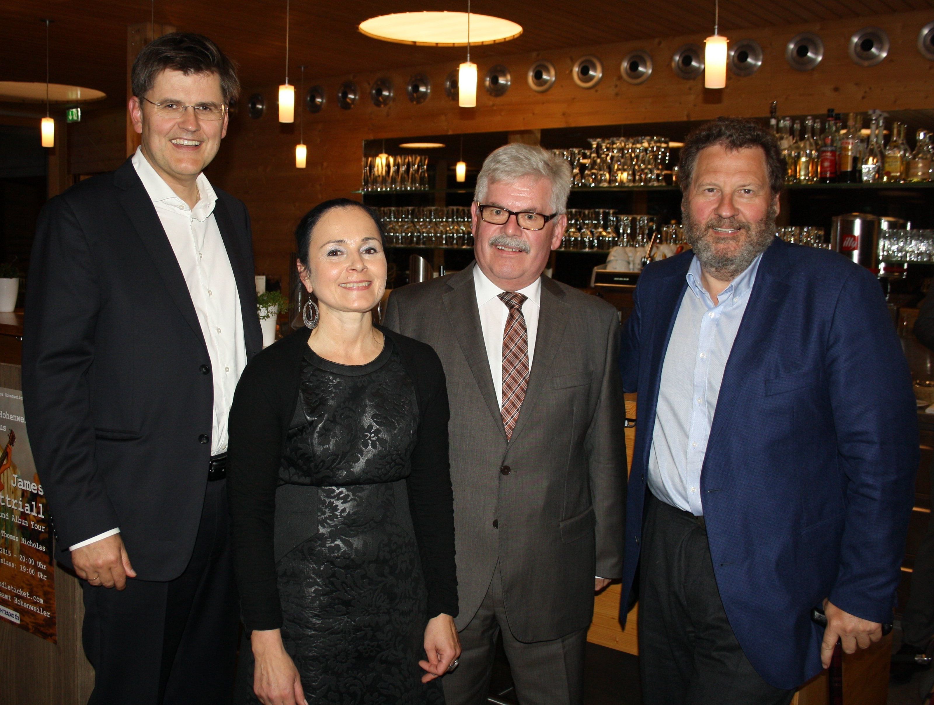Informatives Unternehmertreffen: Spartenobmann vom Vorarlberger Gewerbe und Handwerk Bernhard Feigl, Obfrau Unternehmerbörse Veronika Matt, Seehotel-Direktor Gustav Kärner und Wirtschaftskammer-Vizepräsident Josef Rupp. Informatives Unternehmertreffen: Spartenobmann vom Vorarlberger Gewerbe und Handwerk Bernhard Feigl, Obfrau Unternehmerbörse Veronika Matt, Seehotel-Direktor Gustav Kärner und Wirtschaftskammer-Vizepräsident Josef Rupp.