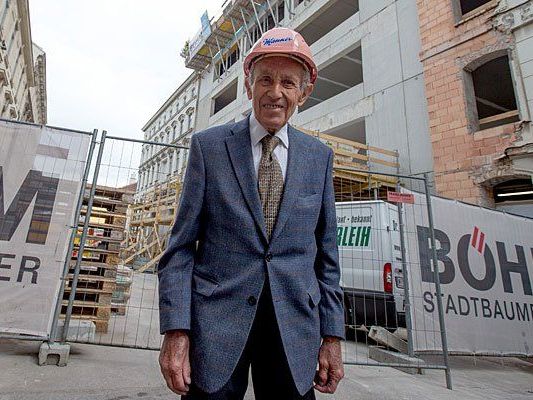 Aufsichtsratschef Carl Manner bei der Gleichenfeier des neuen Produktionsgebäudes in Wien Aufsichtsratschef Carl Manner bei der Gleichenfeier des neuen Produktionsgebäudes in Wien