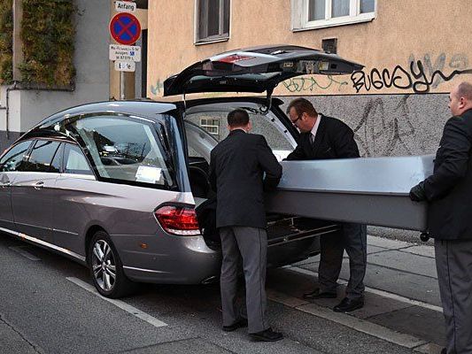 Die Bestattung beim Abtransport der Leiche in Margareten Die Bestattung beim Abtransport der Leiche in Margareten