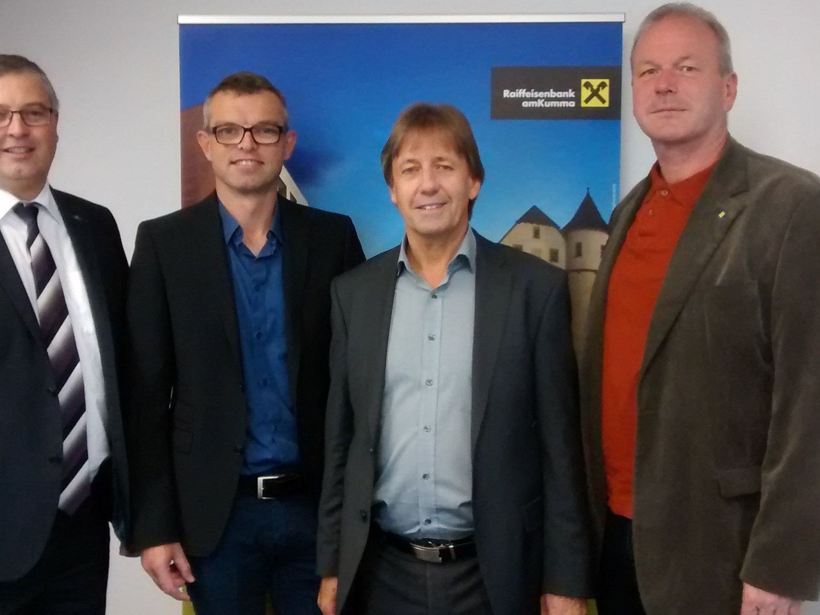 v.li.: Dir. Andreas Spiegel, Vorstand Raiffeisenbank amKumma; Martin Herburger, Leiter Sozialdienste Götzis und Projektleiter 65+; Fritz Maierhofer, Bürgermeister Koblach; Christian Loacker, Bürgermeister Götzis. v.li.: Dir. Andreas Spiegel, Vorstand Raiffeisenbank amKumma; Martin Herburger, Leiter Sozialdienste Götzis und Projektleiter 65+; Fritz Maierhofer, Bürgermeister Koblach; Christian Loacker, Bürgermeister Götzis.