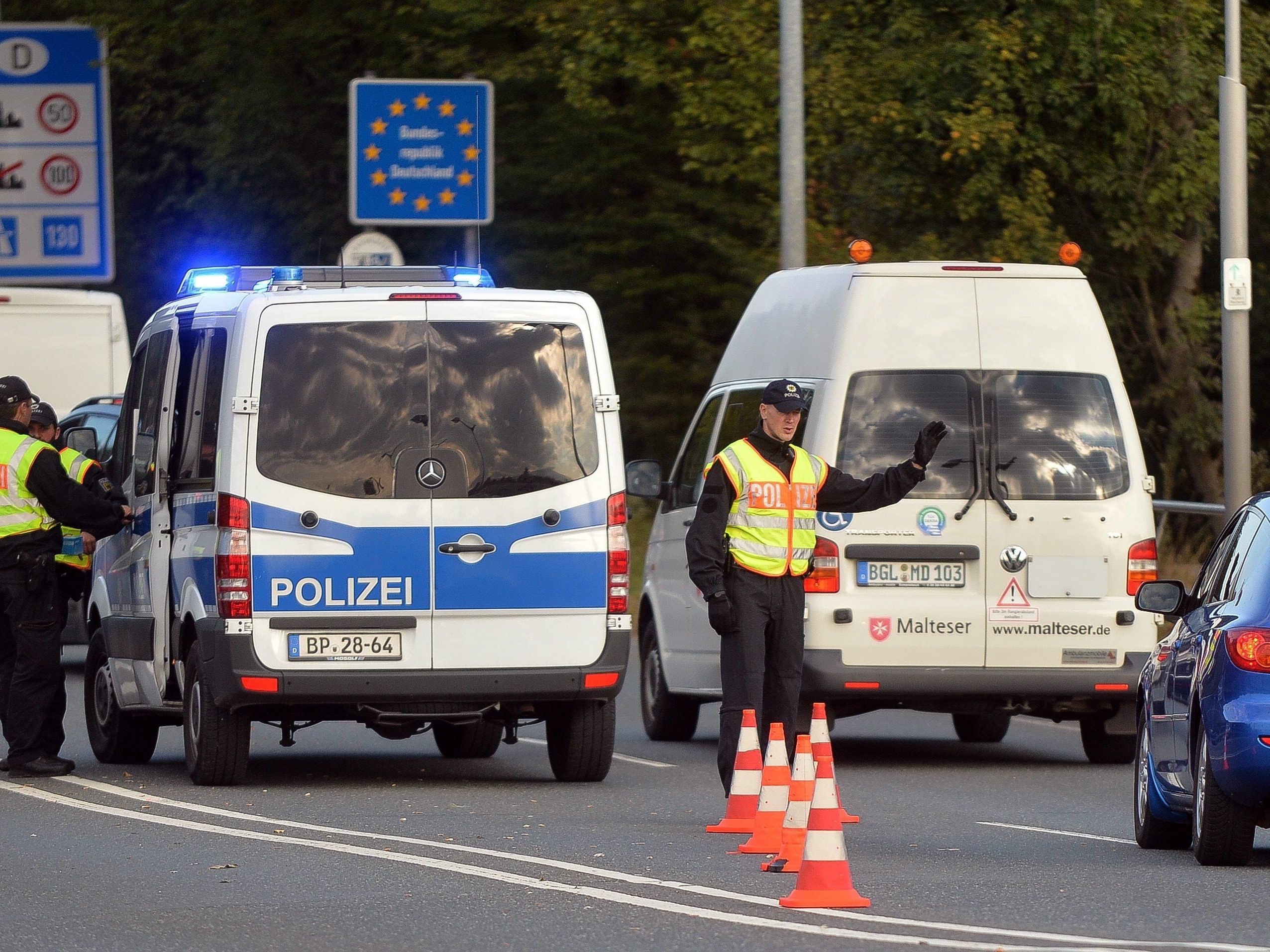 Mutmaßlicher Schlepper fuhr beinahe Polizisten nieder. Mutmaßlicher Schlepper fuhr beinahe Polizisten nieder.