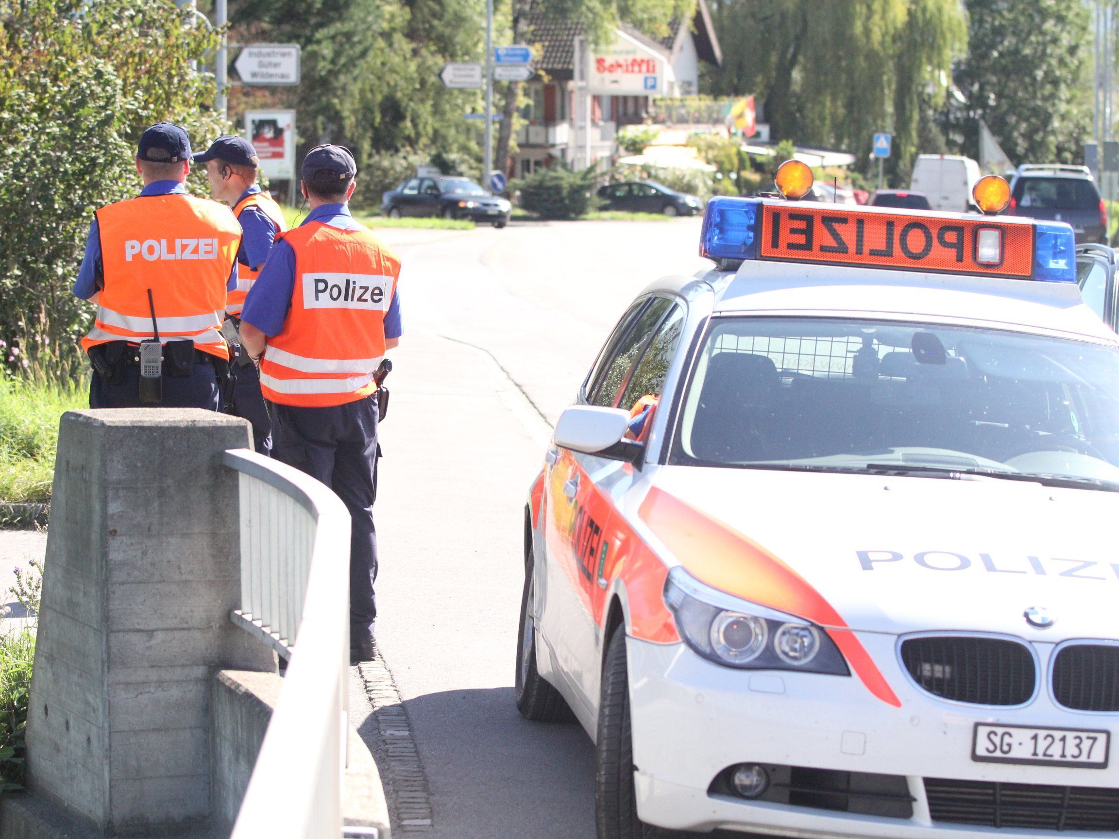 Die Schweizer Polizei hatte zu dem Zeitpunkt zu wenig Personal. Die Schweizer Polizei hatte zu dem Zeitpunkt zu wenig Personal.