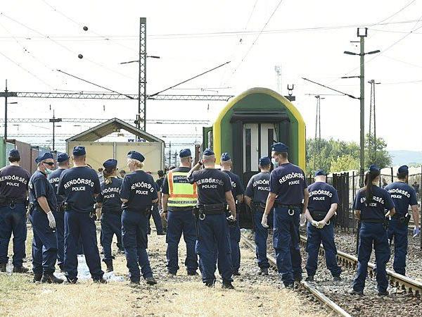 Die ungarische Polizei ist am Bahnhof im Budapester Vorort Bicske im einsatz - und hat nun vier Aktivisten aus Wien gefasst
