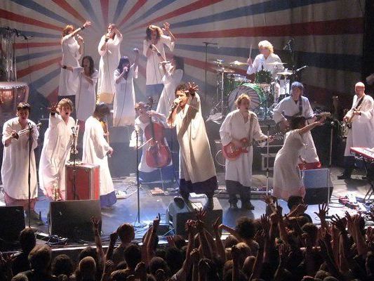 Nicht einfach Lieder, sondern Stücke: The Polyphonic Spree bei einem Live-Konzert Nicht einfach Lieder, sondern Stücke: The Polyphonic Spree bei einem Live-Konzert