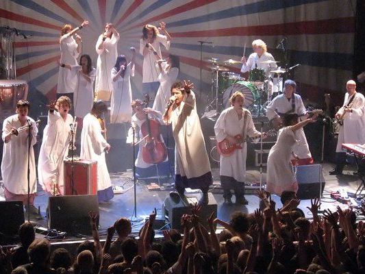 Nicht einfach Lieder, sondern Stücke: The Polyphonic Spree bei einem Live-Konzert