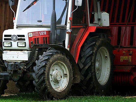 20-Jähriger auf Firmengelände in NÖ von Traktor überrollt