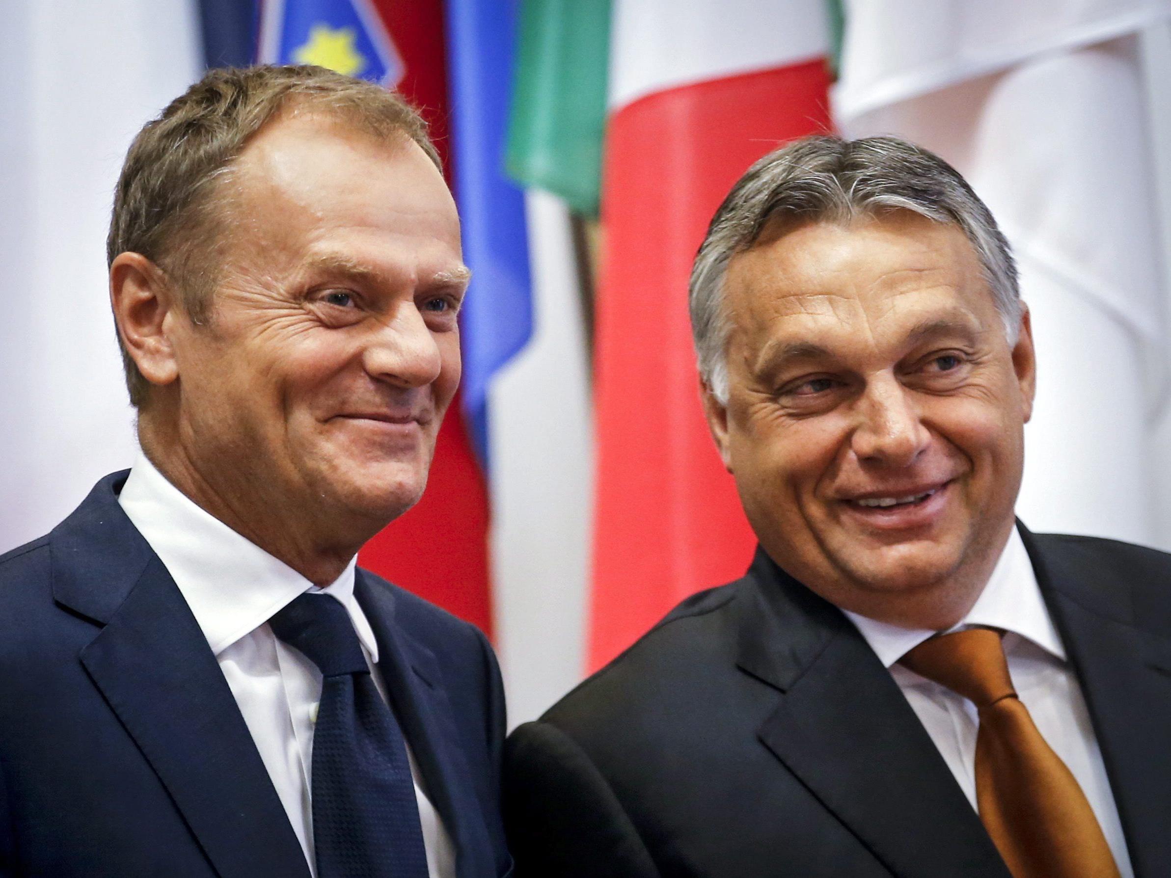 "Herangehensweisen von Solidarität und Eindämmung" schlössen einander nicht aus, meint Donald Tusk (l.) beim Treffen mit Viktor Orban.