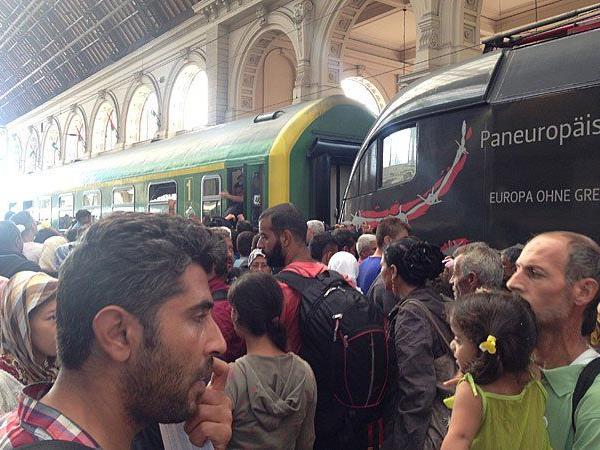 Flüchtlinge versuchen, am Donnerstag in einen Zug am Bahnhof Keleti (Ostbahnhof) in Budapest einzusteigen