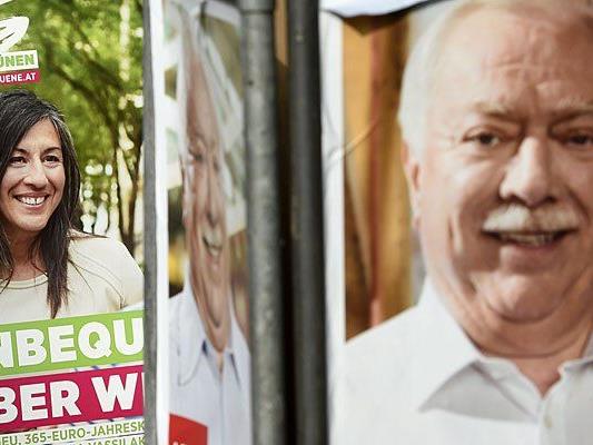 Ein Wahlplakat bzw. Dreiecksständer der Grünen und der SPÖ zur Wien-Wahl