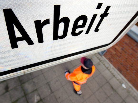 Arbeitslosigkeit im Alter lässt sich mit einem Bonus-Malus-System alleine nicht verhindern, meinen die Vorarlberger Grünen. Arbeitslosigkeit im Alter lässt sich mit einem Bonus-Malus-System alleine nicht verhindern, meinen die Vorarlberger Grünen.