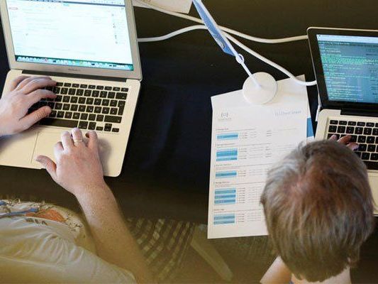 Programmierer helfen Flüchtlinge mit einer neuen Idee. Programmierer helfen Flüchtlinge mit einer neuen Idee.