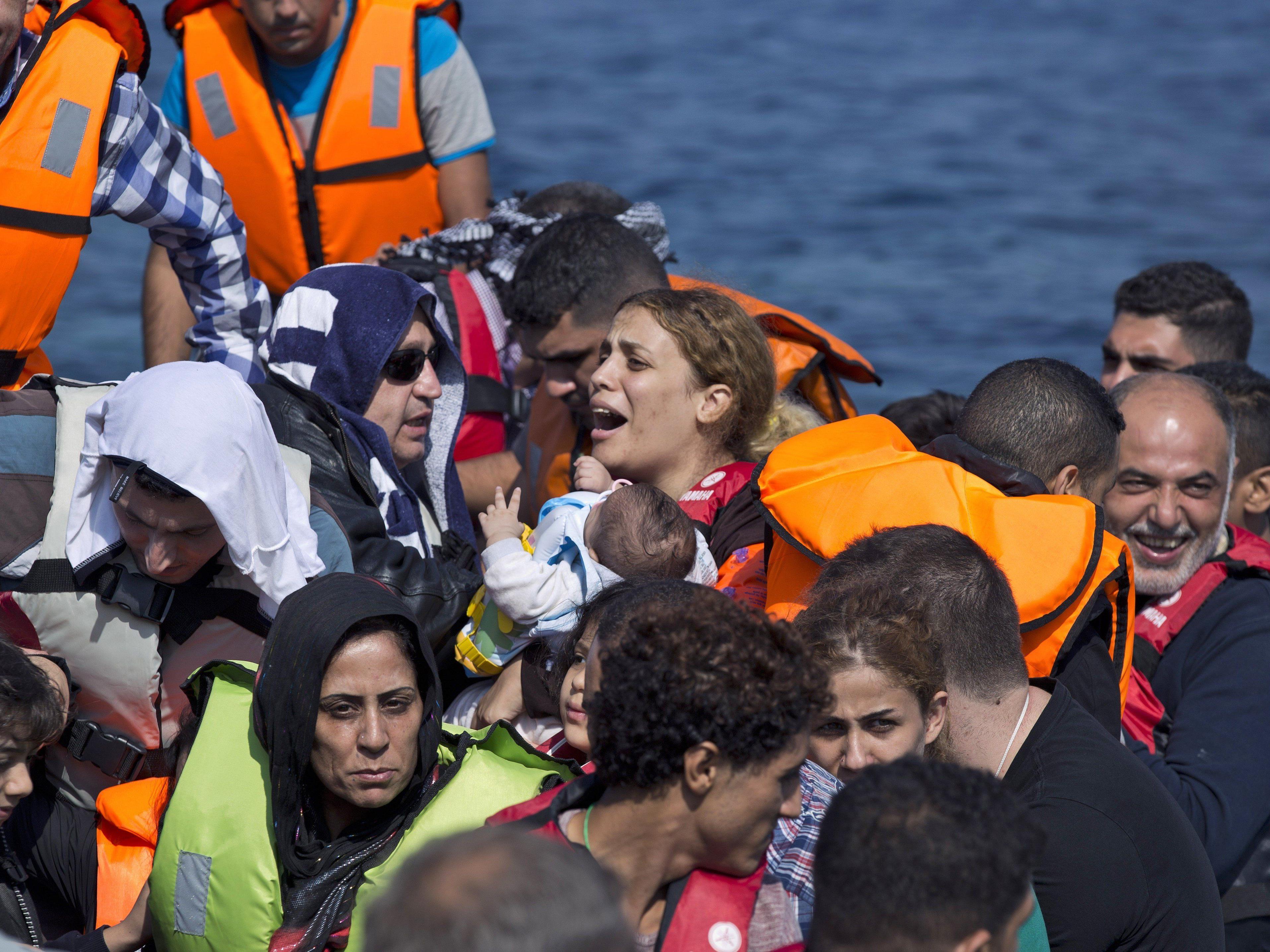 Dutzende Flüchtlinge werden im Mittelmeer vermisst.