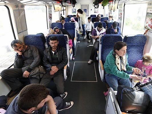 Flüchtlinge aus Ungarn fahren mit der Bahn nach Wien