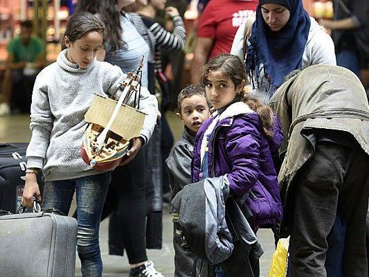 Eine Flüchtlingsfamilie am Wiener Hauptbahnhof