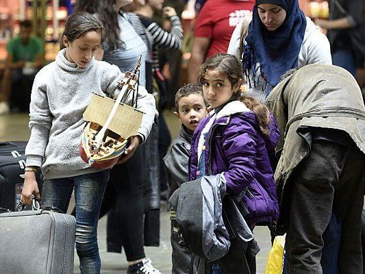 Eine Flüchtlingsfamilie am Wiener Hauptbahnhof Eine Flüchtlingsfamilie am Wiener Hauptbahnhof