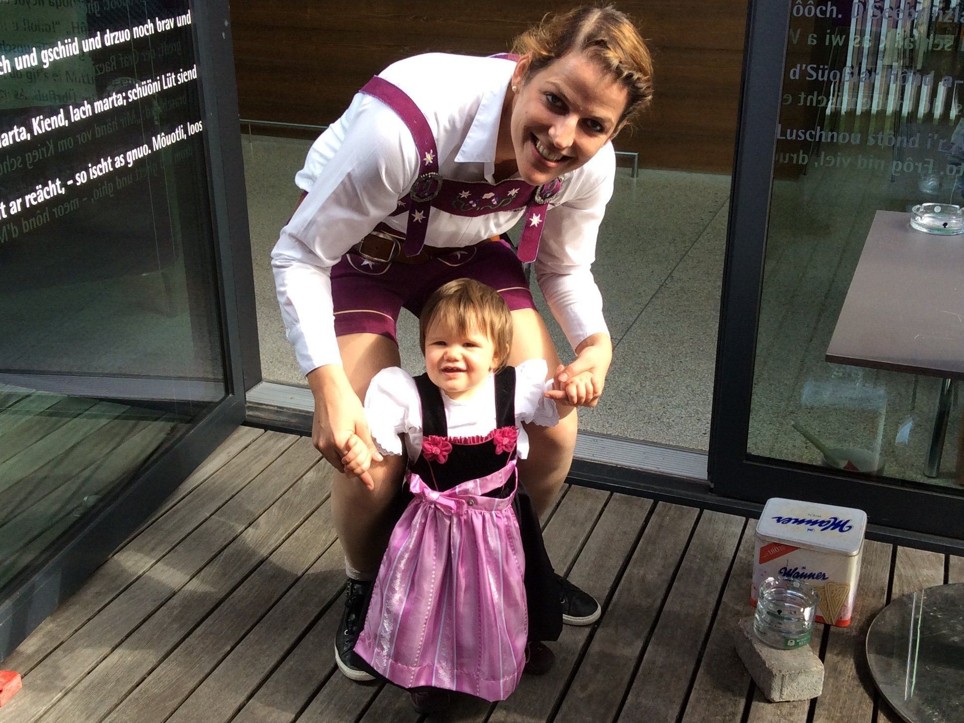 Feststimmung kam auch bei Silvia und der kleinen Anna auf. Feststimmung kam auch bei Silvia und der kleinen Anna auf.