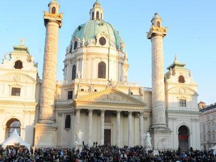 Der Wiener Karlsplatz wird hell erleuchtet am 2. Oktober.