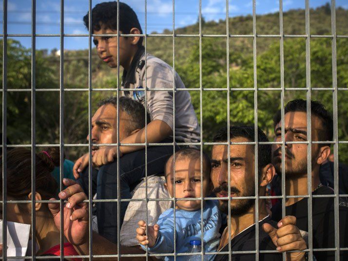 Nach offiziellen Angaben harren zwischen 15.000 und 18.000 Flüchtlinge auf Lesbos aus. Nach offiziellen Angaben harren zwischen 15.000 und 18.000 Flüchtlinge auf Lesbos aus.