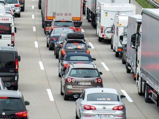 Nach dem Unfall auf der A4 bildete sich ein langer Stau. Nach dem Unfall auf der A4 bildete sich ein langer Stau.