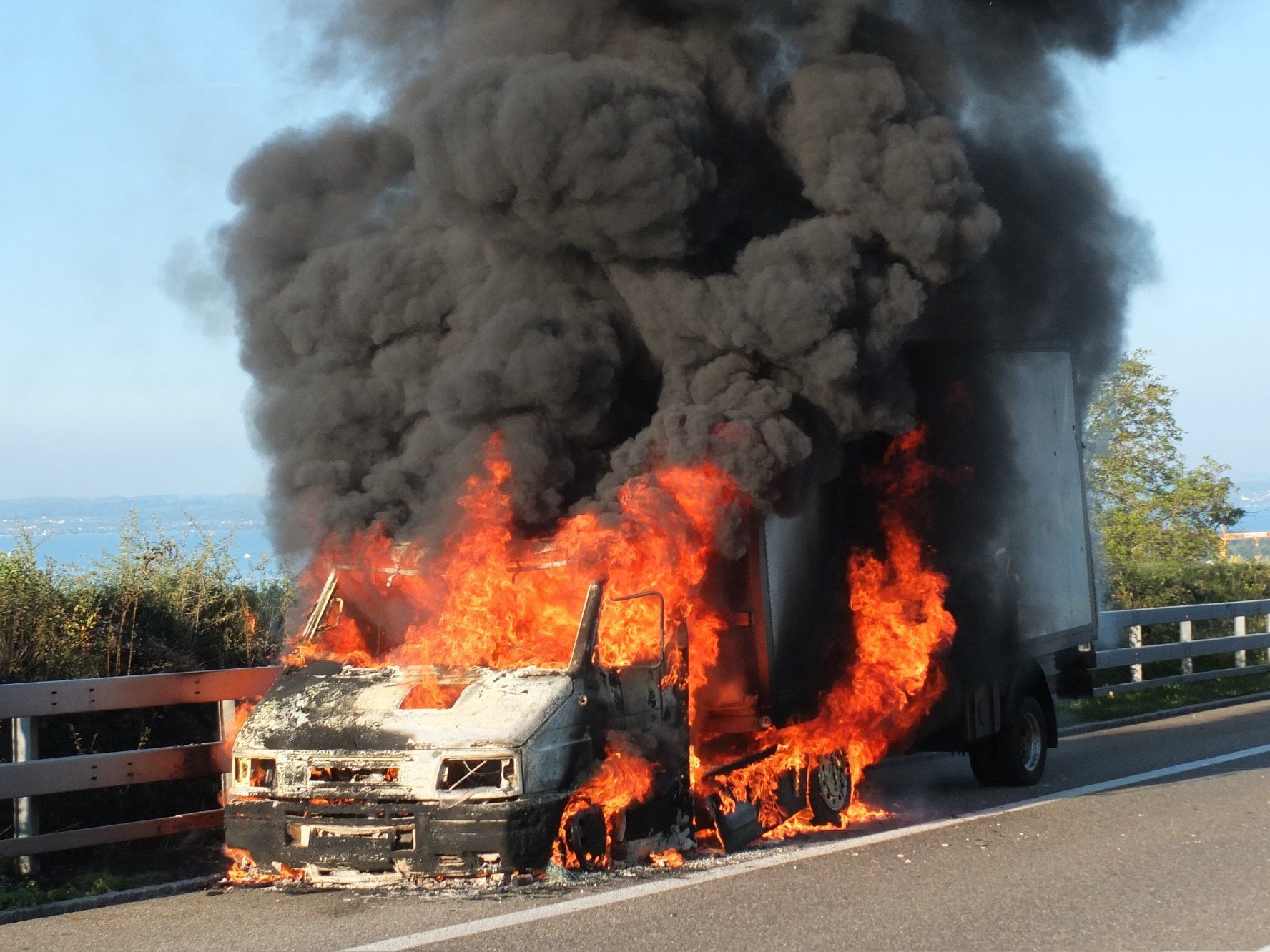 Der Lkw brannte völlig aus. Der Lkw brannte völlig aus.