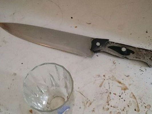 Mit diesem Messer wurde der Unterkunftgeber angegriffen. Mit diesem Messer wurde der Unterkunftgeber angegriffen.