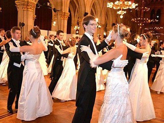 Im Wiener Rathaus wird wieder getanzt: Am Rotkreuz Ball. Im Wiener Rathaus wird wieder getanzt: Am Rotkreuz Ball.