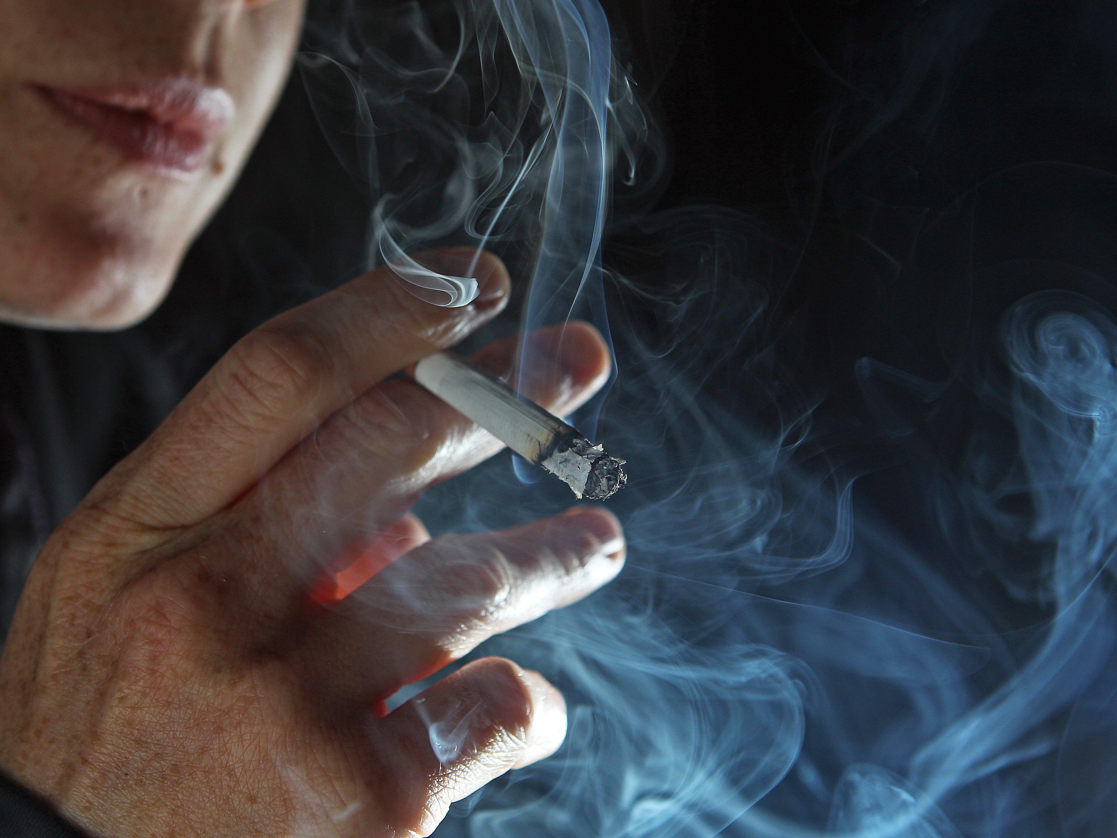 Kinder von Rauchern zeigen laut Studie doppelt so oft Verhaltensstörungen.