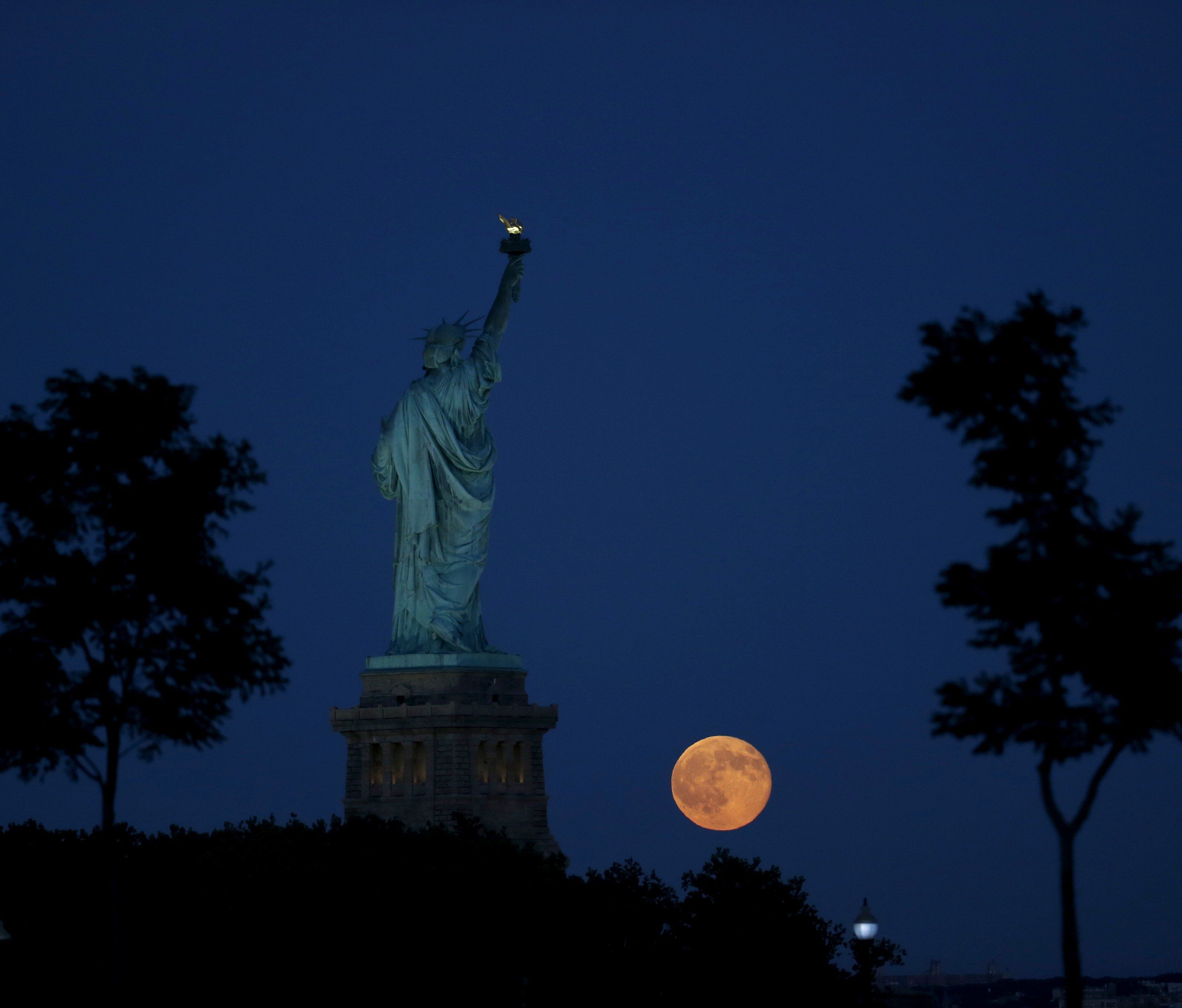 "Give me your tired, your poor, your huddled masses yearning to breathe free.", steht auf dem Sockel der Freiheitsstatue. Leere Worte? "Give me your tired, your poor, your huddled masses yearning to breathe free.", steht auf dem Sockel der Freiheitsstatue. Leere Worte?