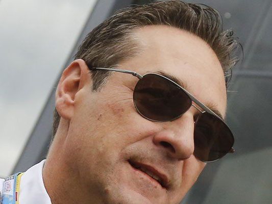 Auch H.C. Strache wird auf der Plattform beleuchtet. Auch H.C. Strache wird auf der Plattform beleuchtet.