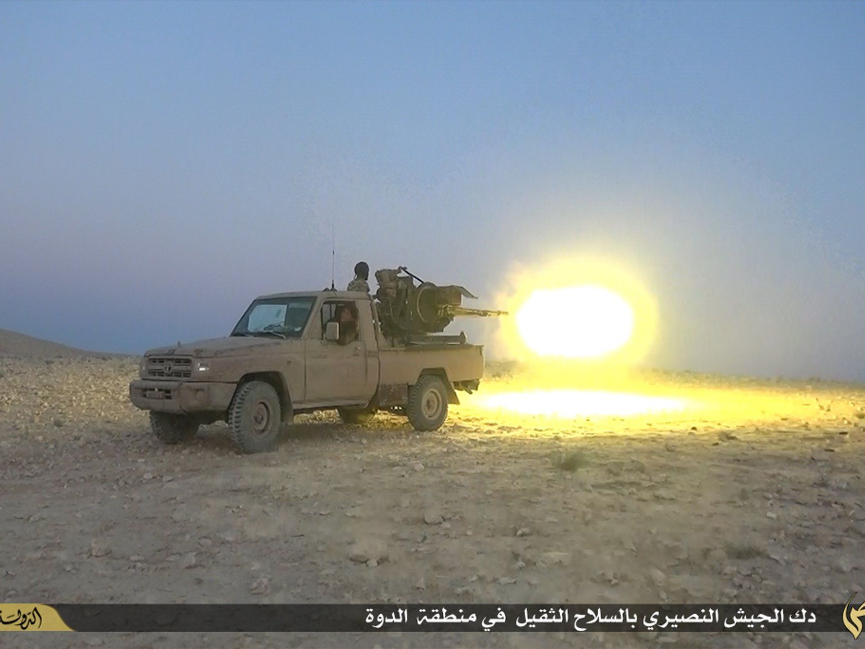 Ein Kämpfer der IS feuert in Homs auf Kämpfer des Assad-Regimes. Ein Kämpfer der IS feuert in Homs auf Kämpfer des Assad-Regimes.