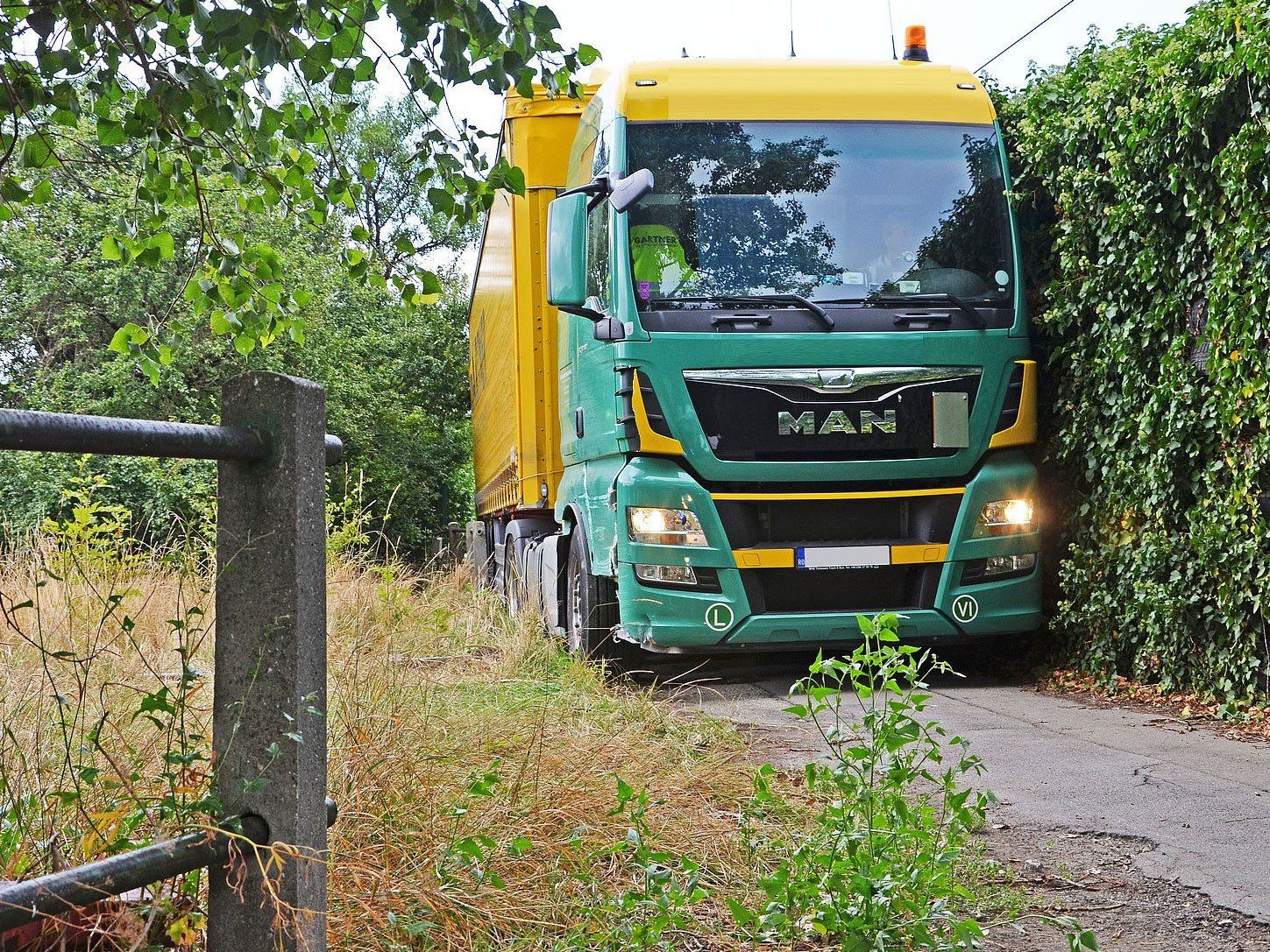 Der feststeckende LKW. Der feststeckende LKW.