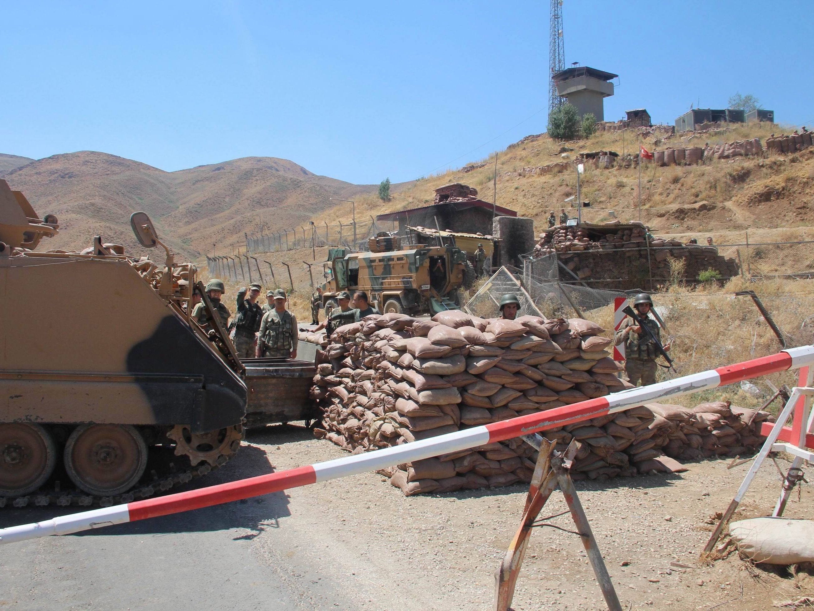 Seit den Anschlägen am Sonntag befindet sich die türkische Armee in Alarmbereitschaft. Seit den Anschlägen am Sonntag befindet sich die türkische Armee in Alarmbereitschaft.