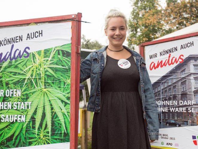 Juliana Okropiridse beim Wahlkampfauftakt und der Plakatpräsentation.