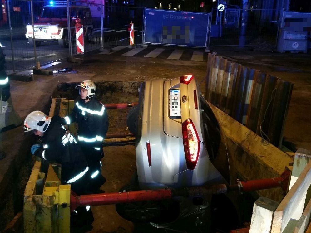 Die Feuerwehr musste das Fahrzeug bergen.