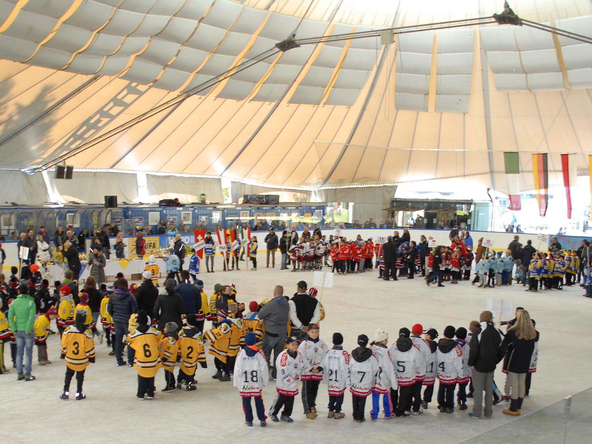 Die 1.800 Quadratmeter große Eisfläche im Aktivpark Montafon während einer Großveranstaltung