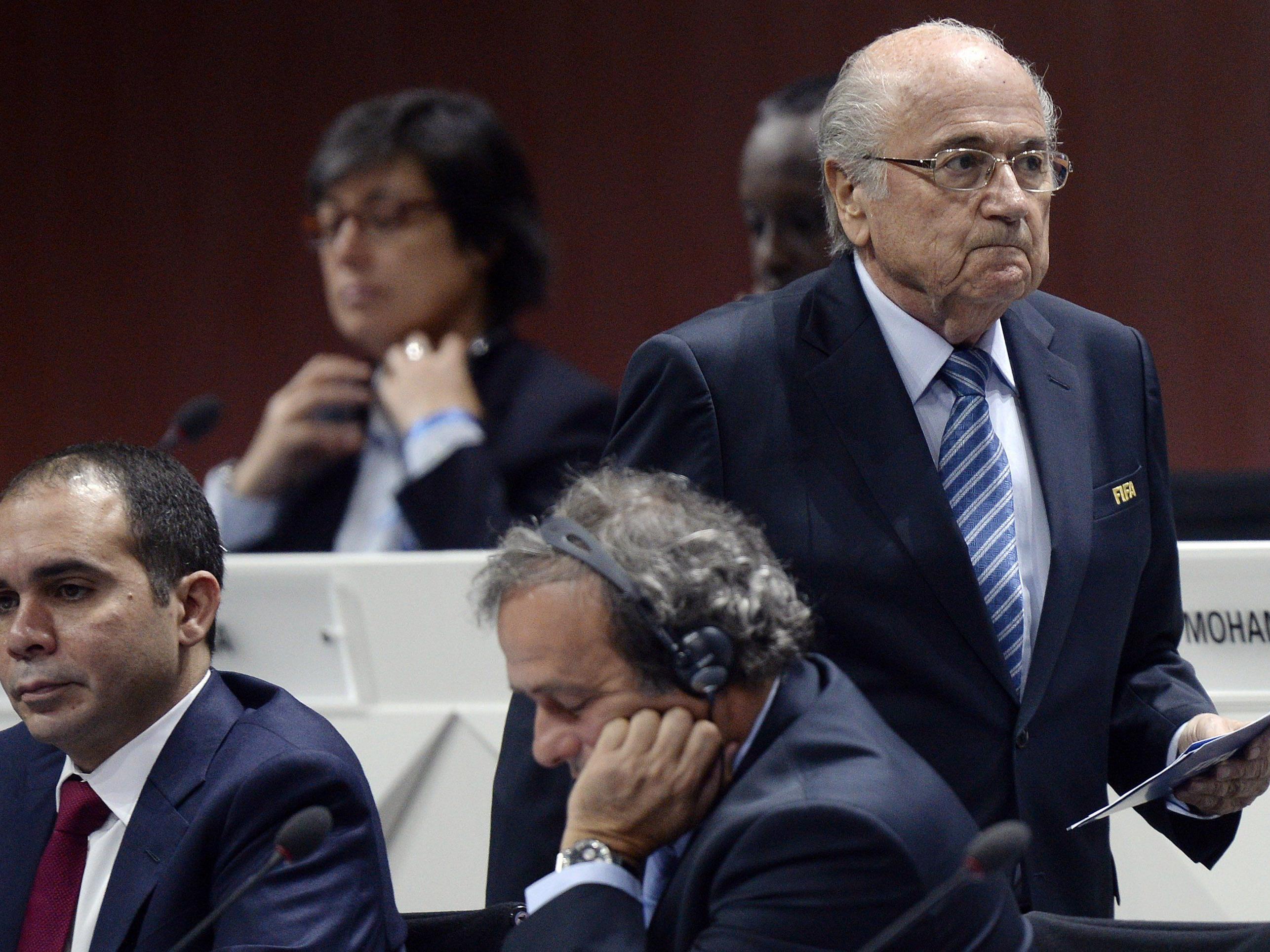 Michel Platini (m.) und Joseph Blatter (r.) haben nichts zu lachen.