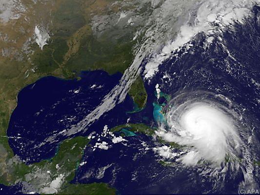 Der Hurrikan liegt derzeit südwestlich der Bahamas