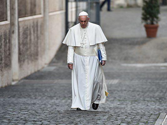 Papst Franziskus auf dem Weg zum zweiten Arbeitstag der Synode